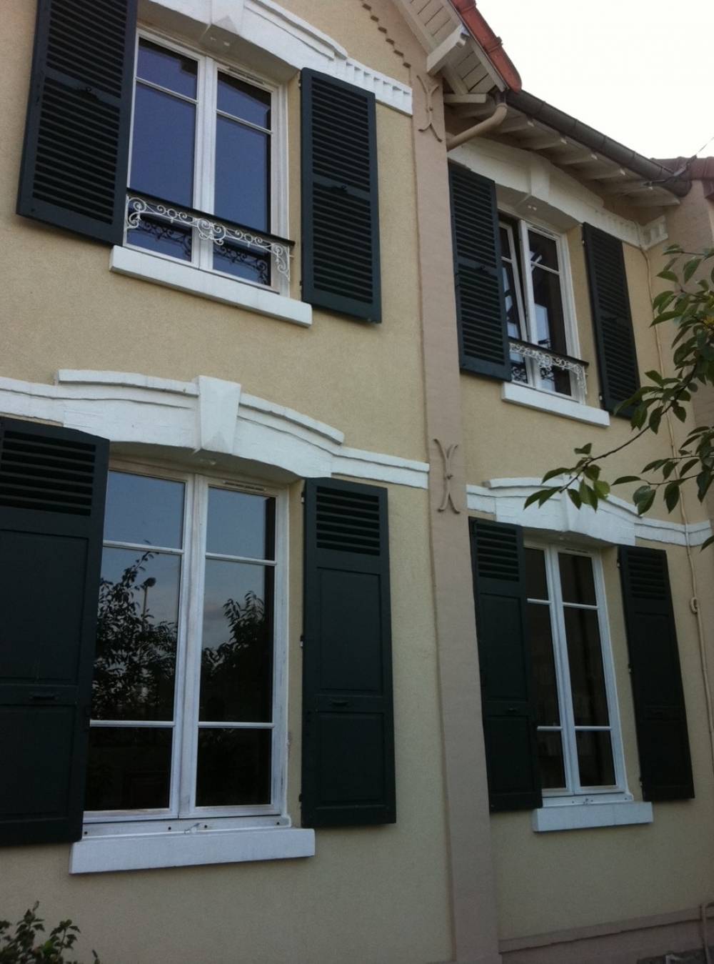 Fenêtres bois avec peinture de finition blanche-min.JPG